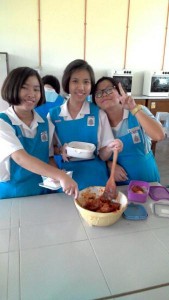 Happy to make dishes together with friends 